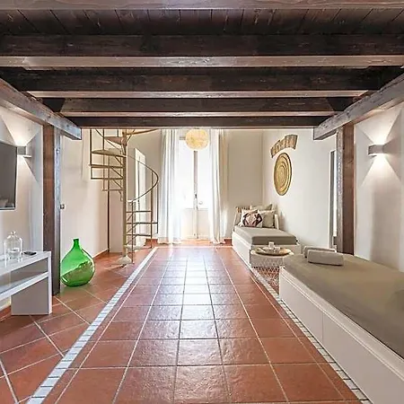Old Town Loft M8 4*